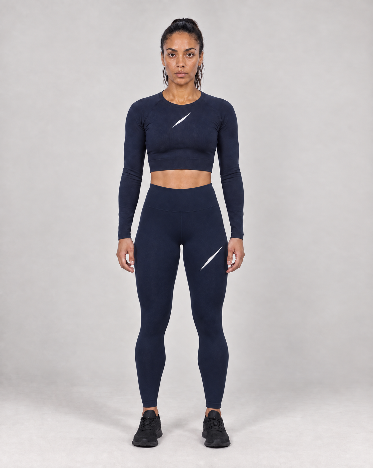 PULSE™ by Golden Vein Cropped Longsleeve in Navy – Produktansicht 2