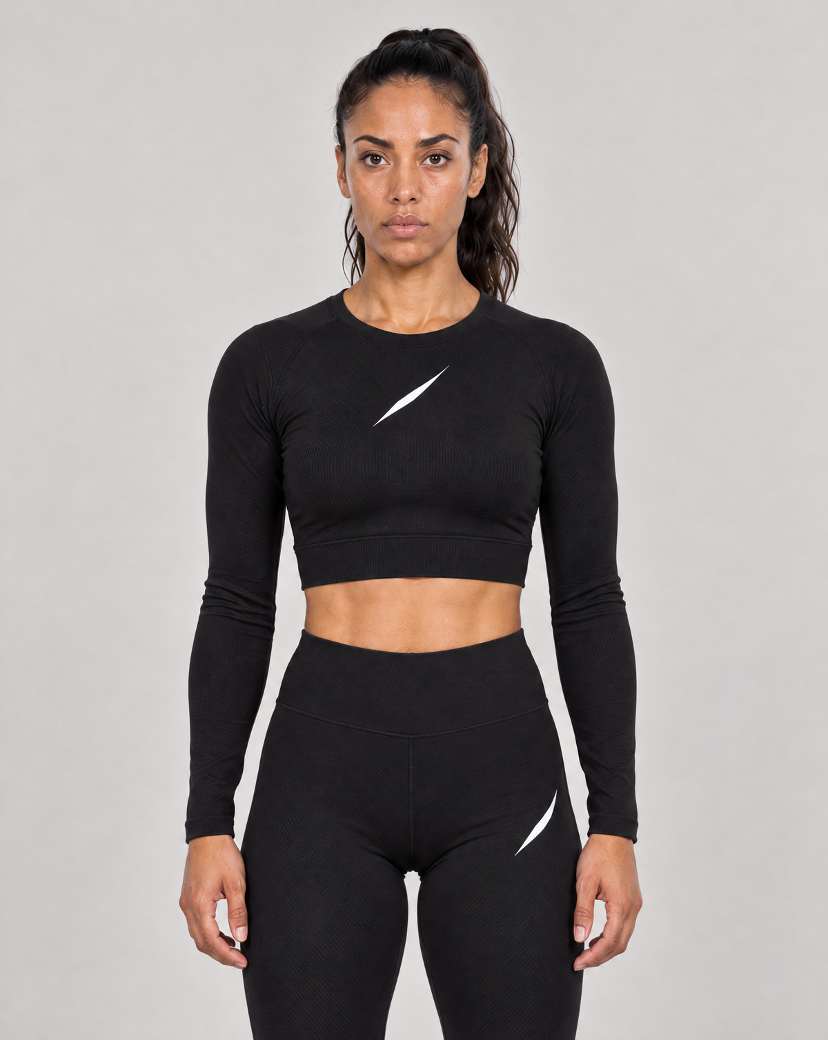 PULSE™ by Golden Vein Cropped Longsleeve in Schwarz – Produktansicht 1