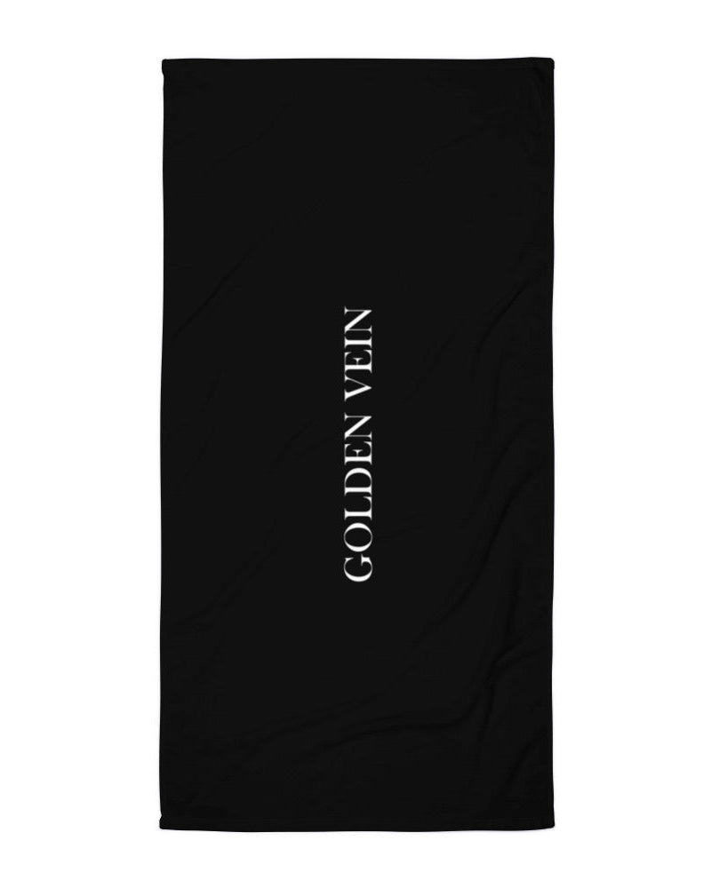 Golden Vein Bath Towel in Schwarz mit vertikalem Golden Vein Schriftzug, Produktansicht