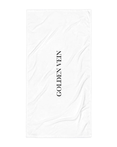 Golden Vein Bath Towel in Weiß mit vertikalem Golden Vein Schriftzug, Produktansicht