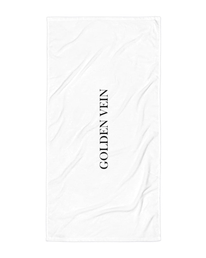 Golden Vein Bath Towel in Weiß mit vertikalem Golden Vein Schriftzug, Produktansicht