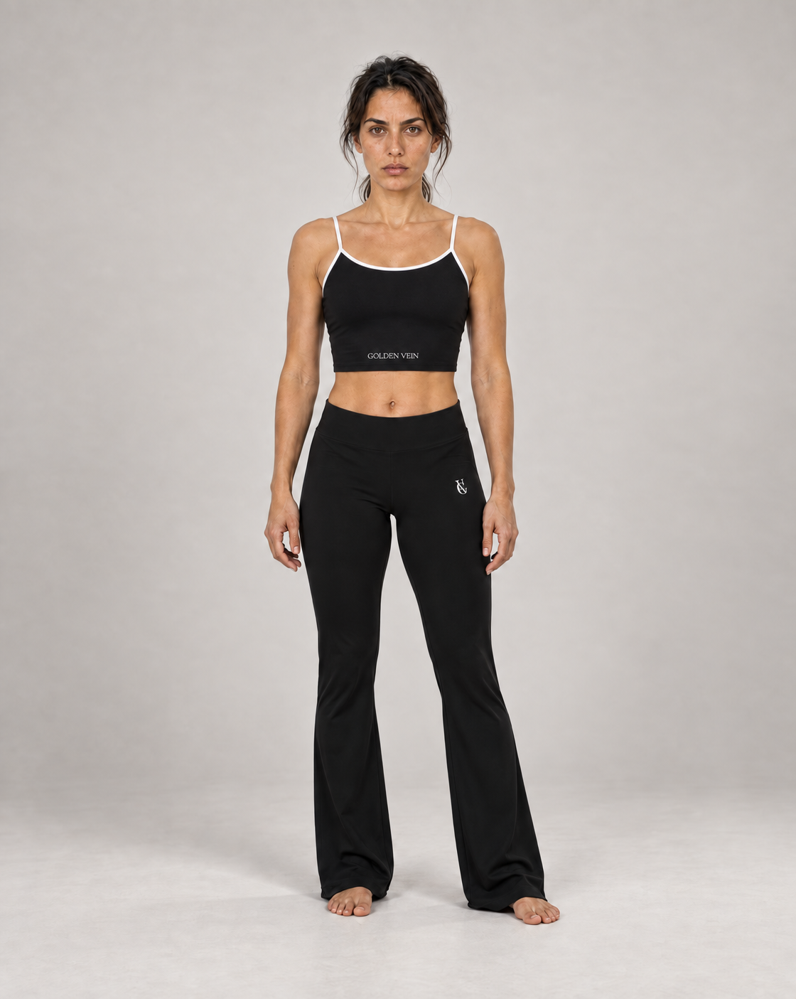 Golden Vein Crop Top Schwarz mit GV Flare Leggings – Set Frontansicht