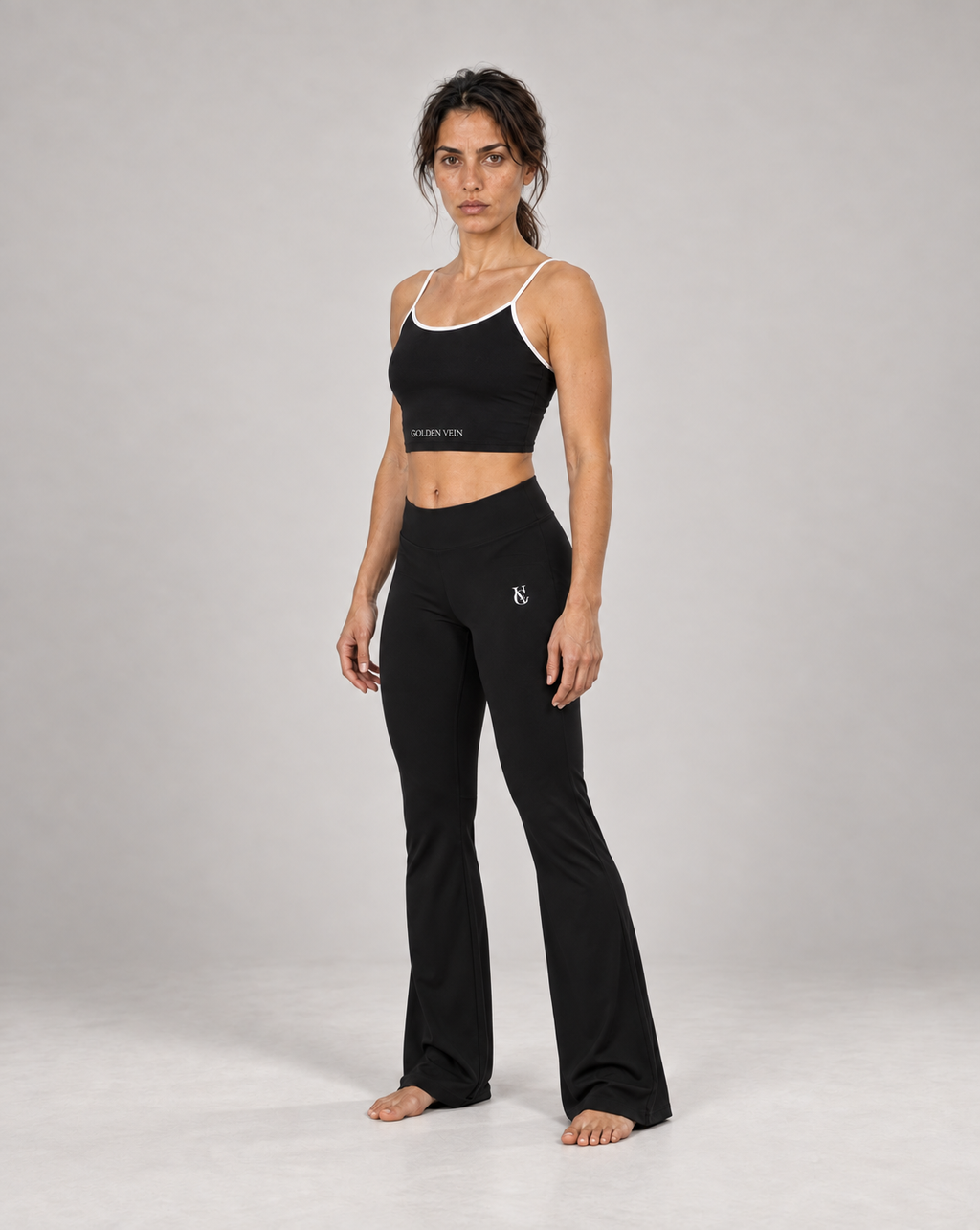Golden Vein Crop Top Schwarz mit GV Flare Leggings – Set 3/4-Ansicht