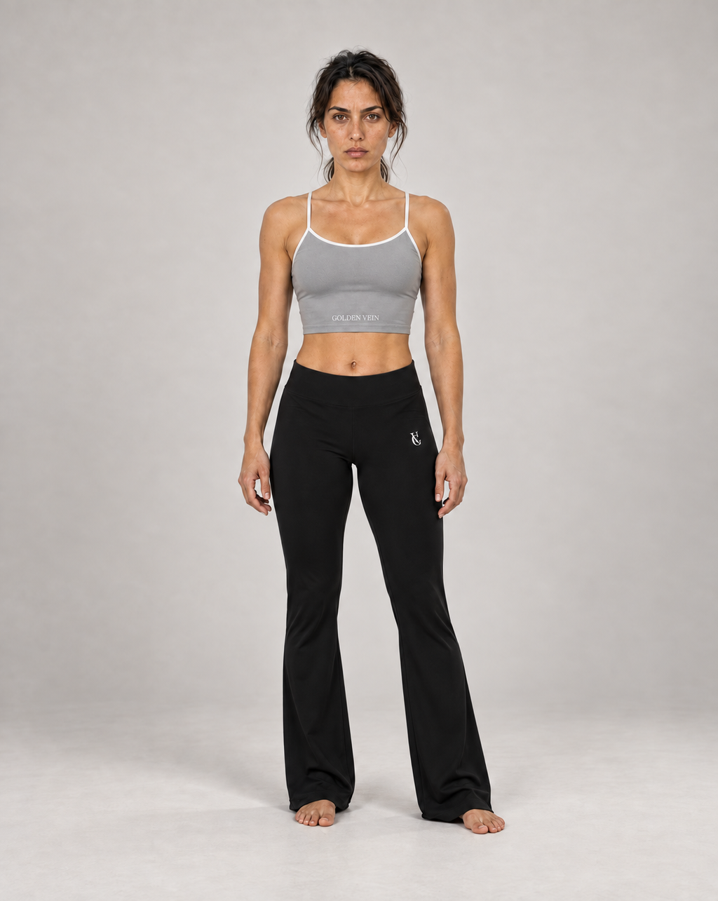 Golden Vein Crop Top Grau mit GV Flare Leggings Schwarz – Set Frontansicht
