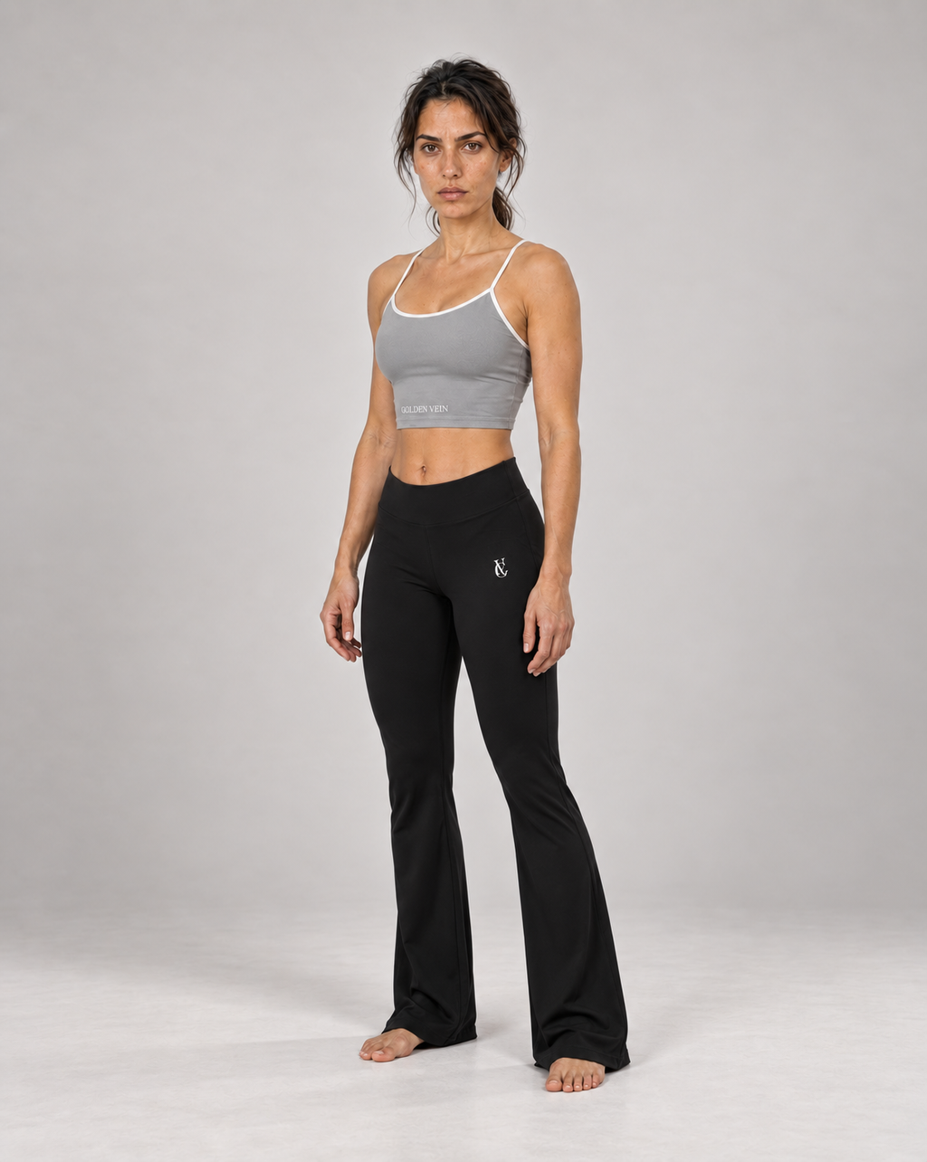 Golden Vein Crop Top Grau mit GV Flare Leggings Schwarz – Set 3/4-Ansicht