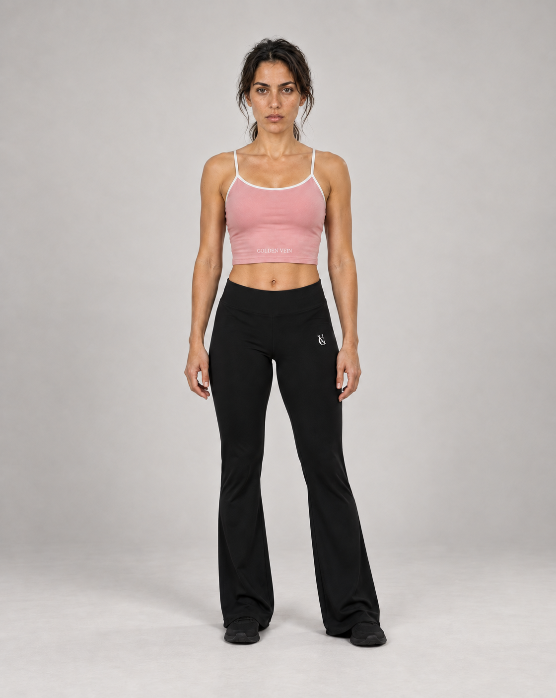 Golden Vein Crop Top Rosa mit GV Flare Leggings Schwarz – Set Frontansicht