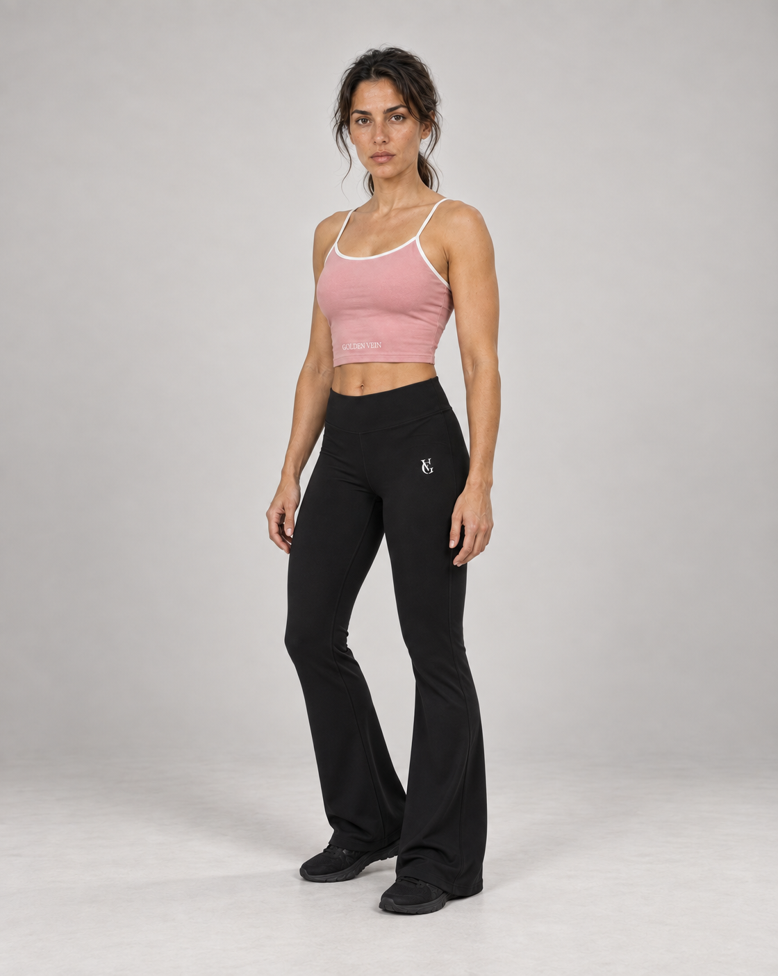 Golden Vein Crop Top Rosa mit GV Flare Leggings Schwarz – Set 3/4-Ansicht
