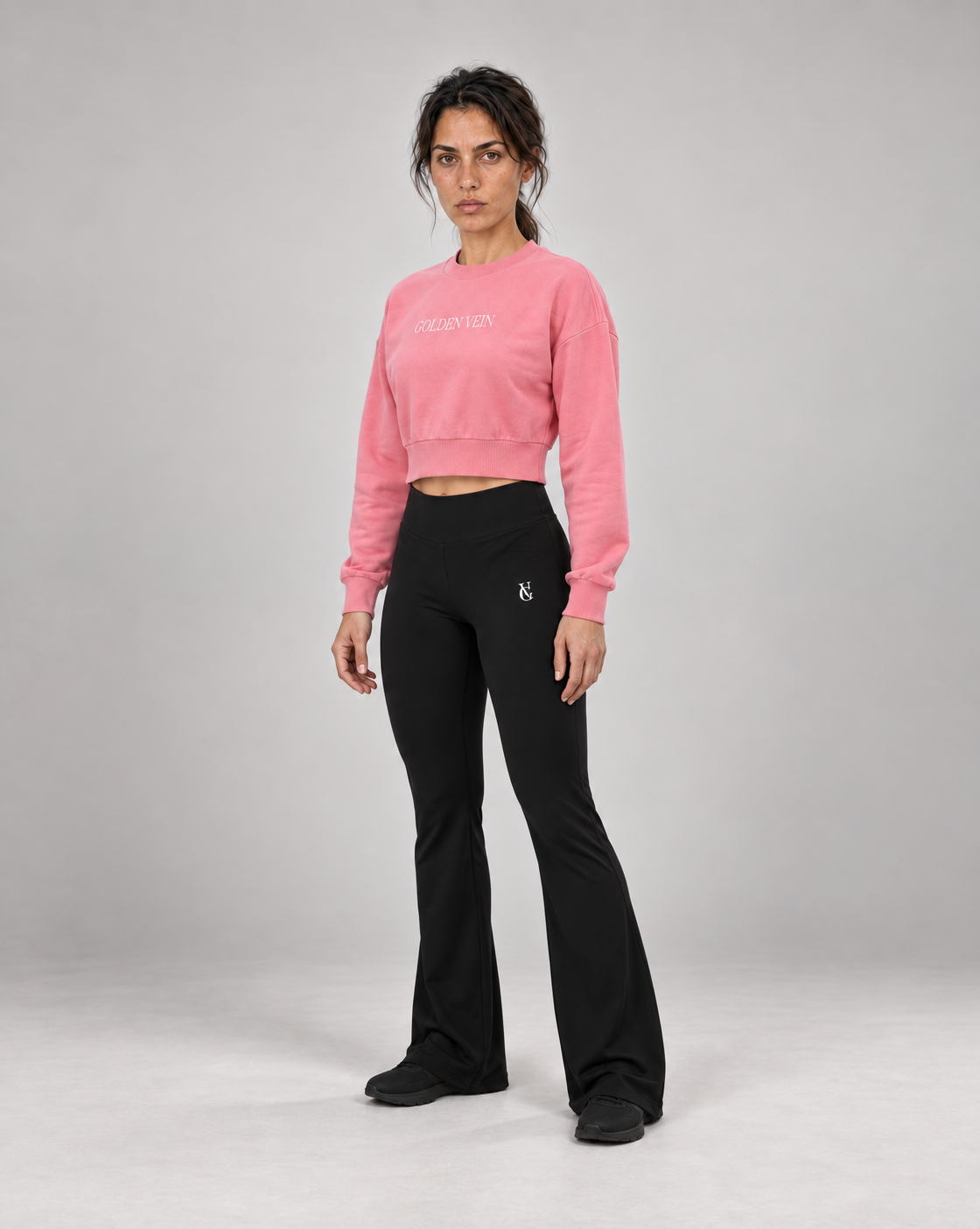 Golden Vein Cropped Sweater Pink mit GV Flare Leggings Schwarz – Set 3/4-Ansicht