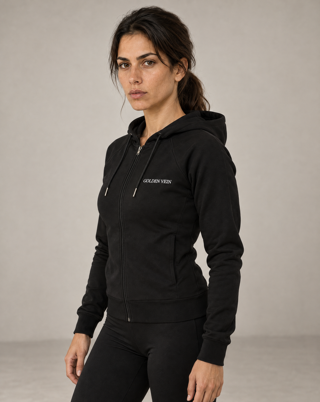 Golden Vein Trainingsjacke Schwarz mit Kapuze am Model