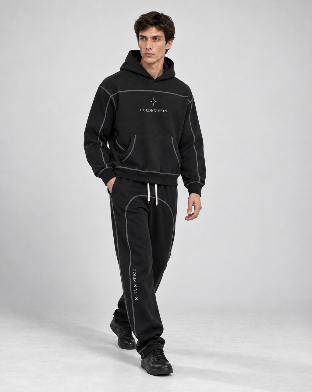 Golden Vein Structure Hoodie in Schwarz – in Bewegung