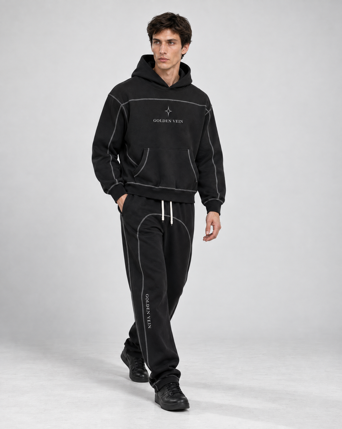 Golden Vein Structure Hoodie in Schwarz – in Bewegung