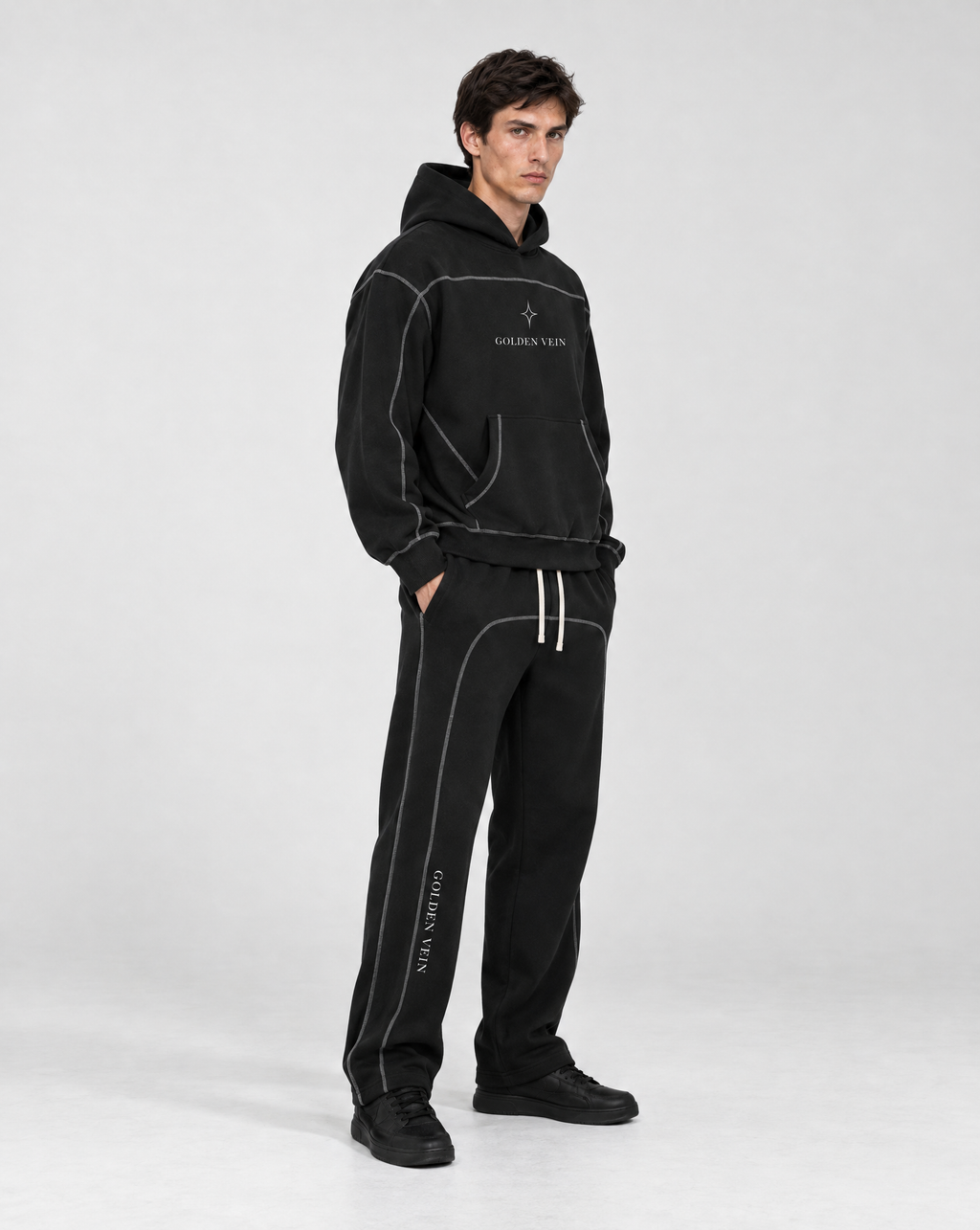Golden Vein Structure Hoodie in Schwarz – Dreiviertelansicht