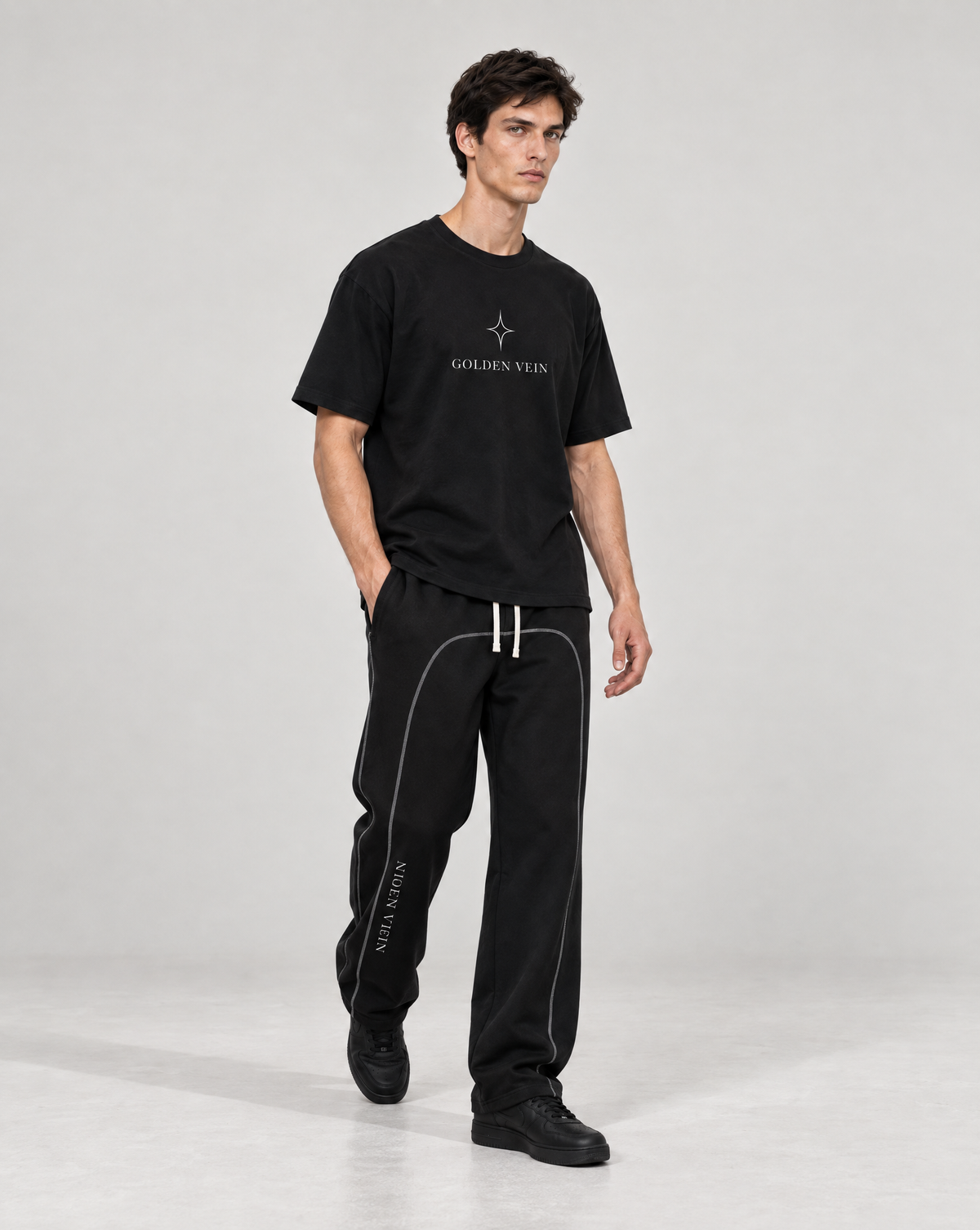 Golden Vein Core Boxy T-Shirt in Schwarz – in Bewegung