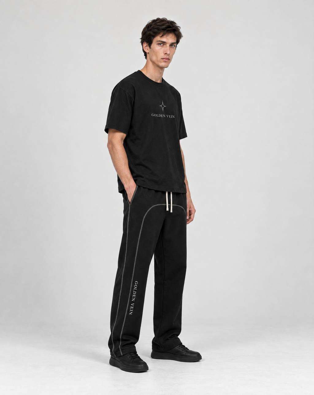 Golden Vein Core Boxy T-Shirt in Schwarz – Dreiviertelansicht