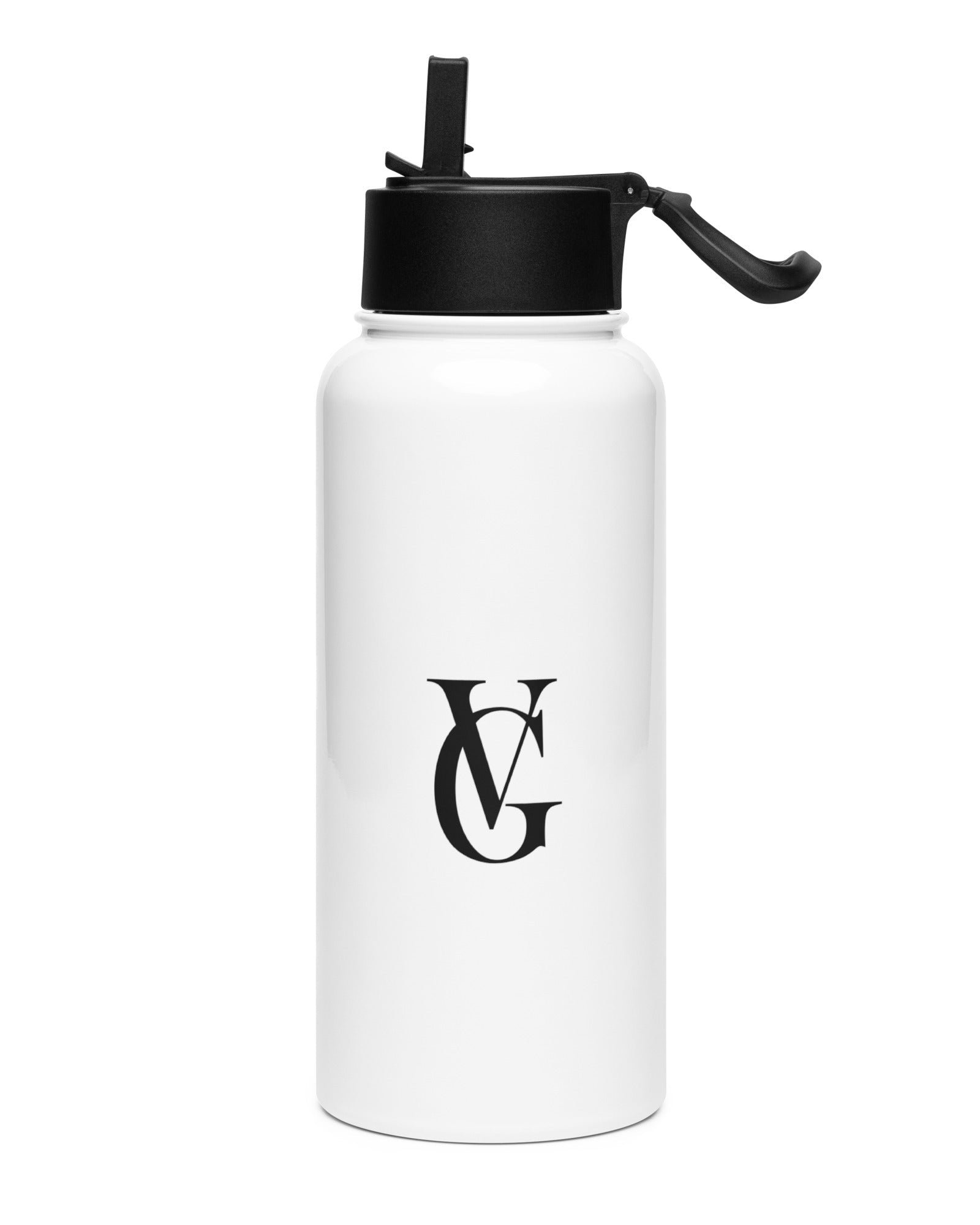 Weiße Edelstahl-Wasserflasche von Golden Vein mit schwarzem Deckel, schräge Frontansicht