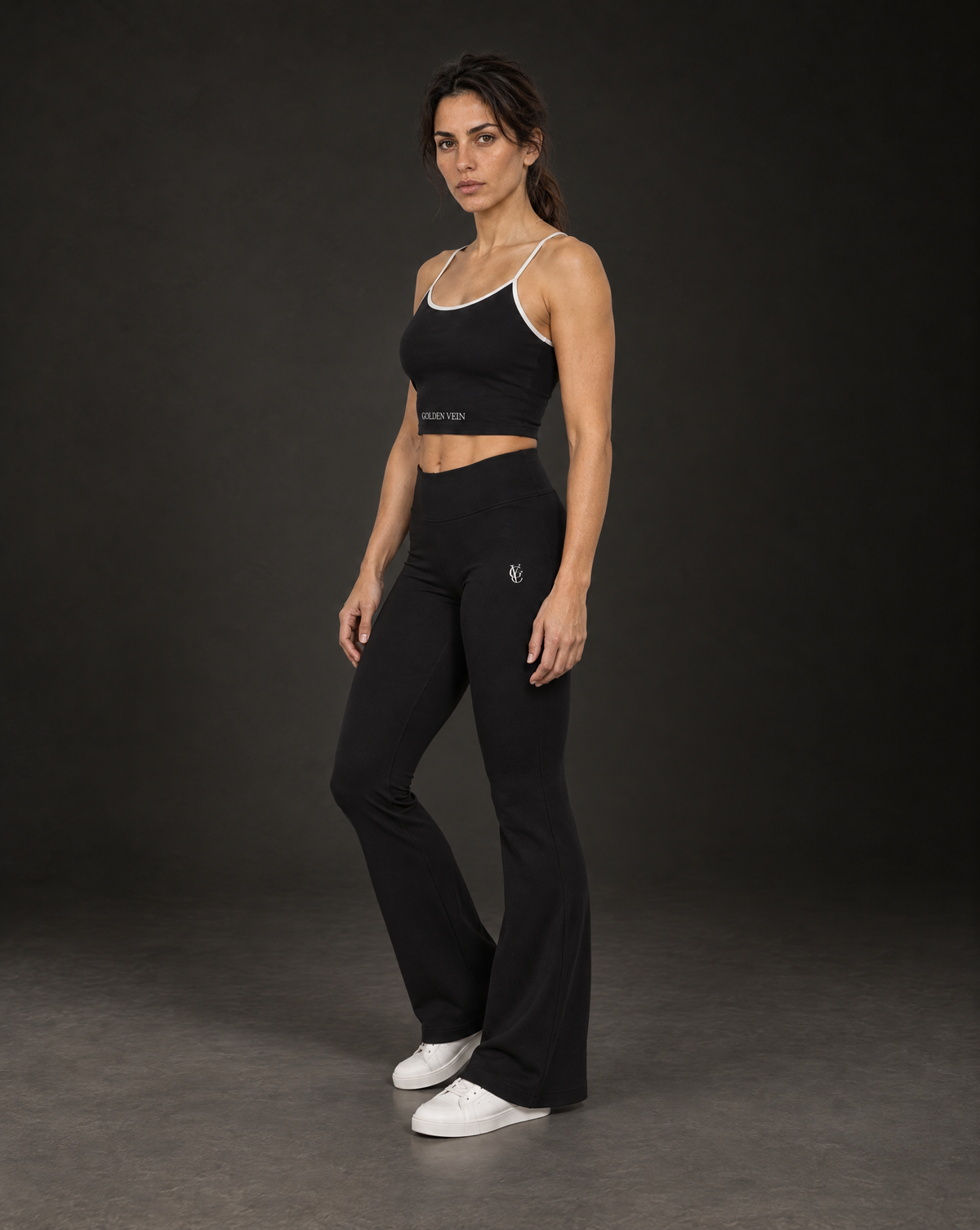 Crop Top Schwarz – 3/4-Ansicht