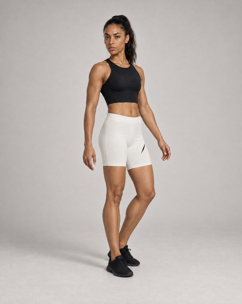 PULSE Training Shorts Off-White Damen – 3/4-Ansicht