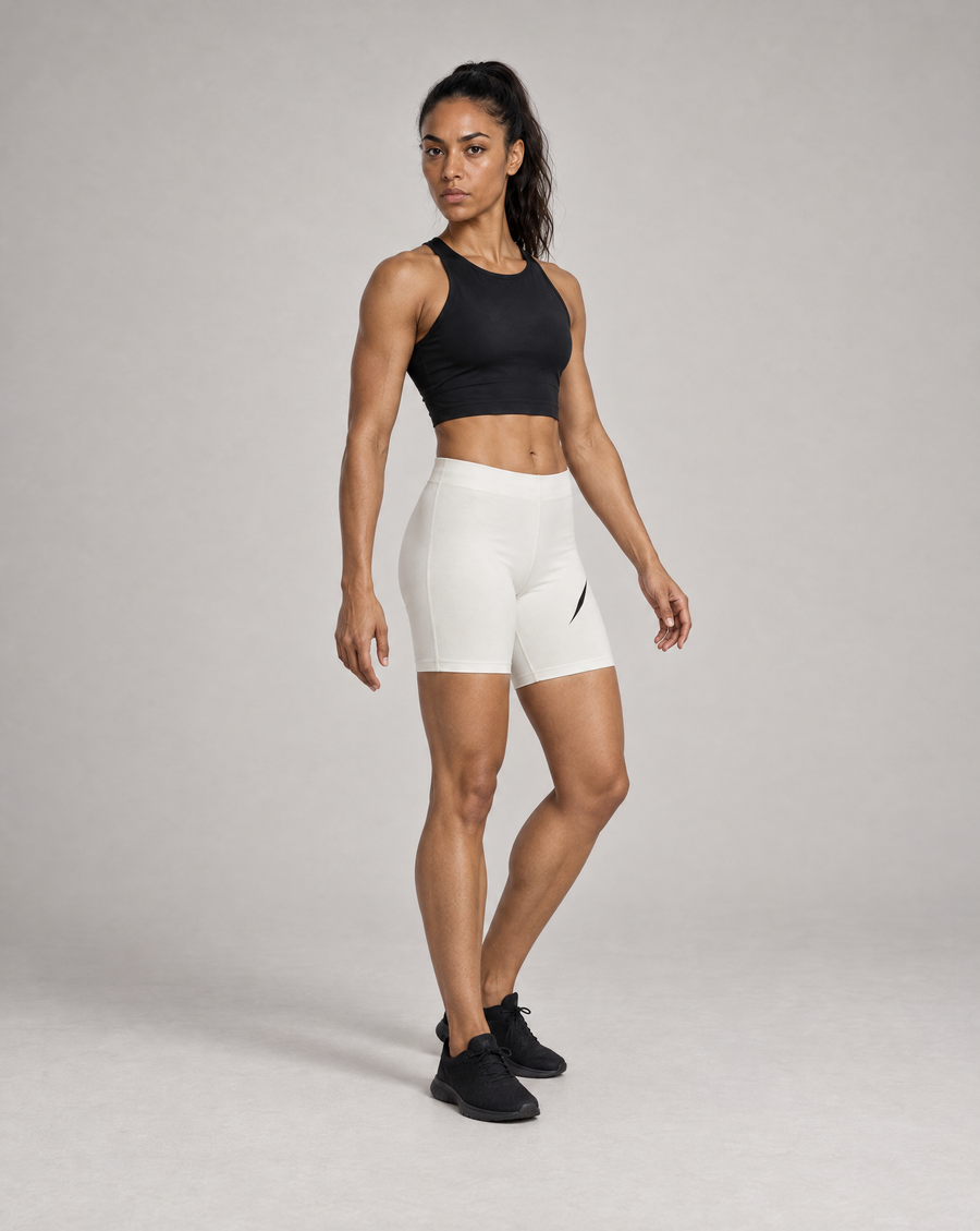 PULSE Training Shorts Off-White Damen – 3/4-Ansicht