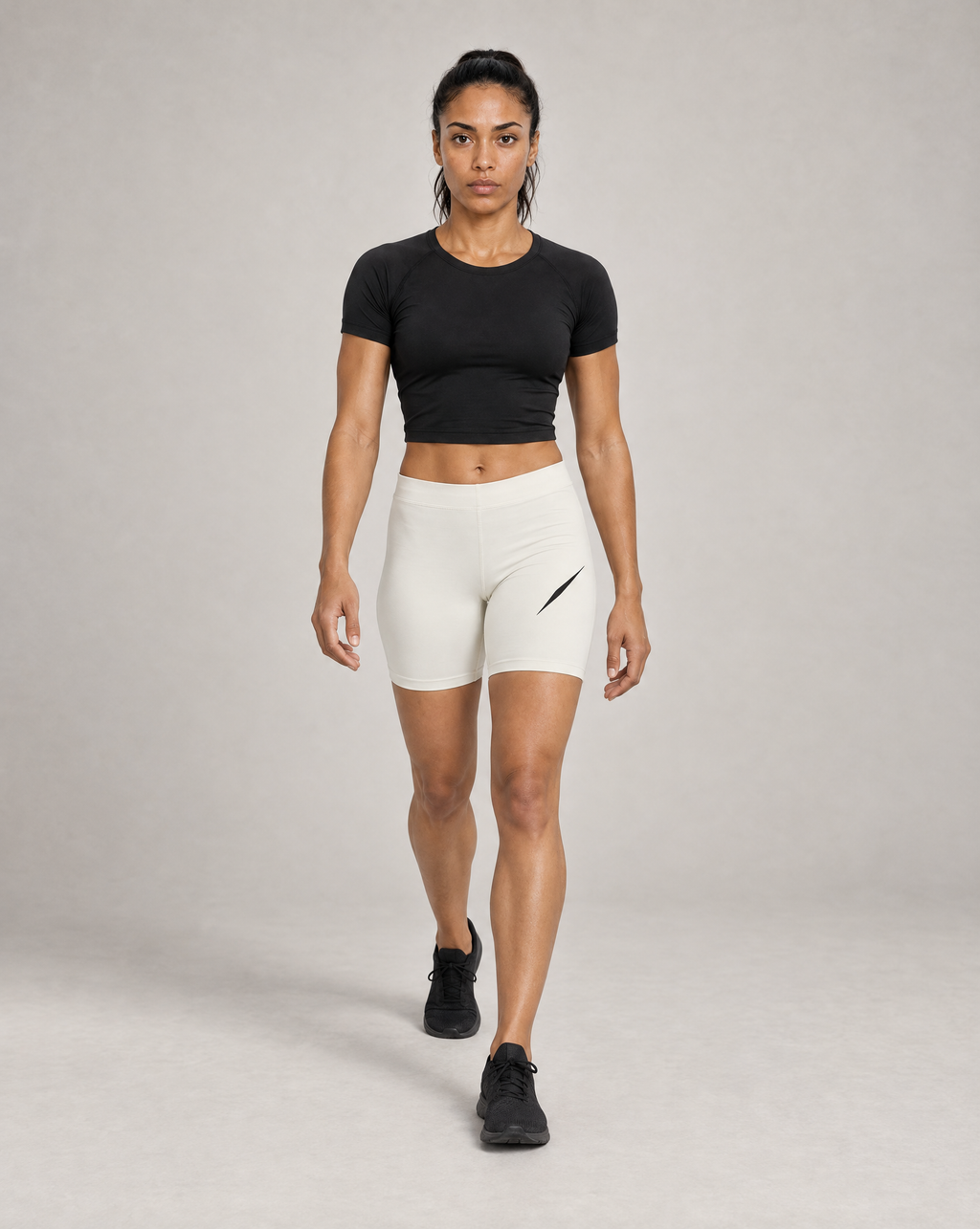 PULSE Training Shorts Off-White Damen – Walking