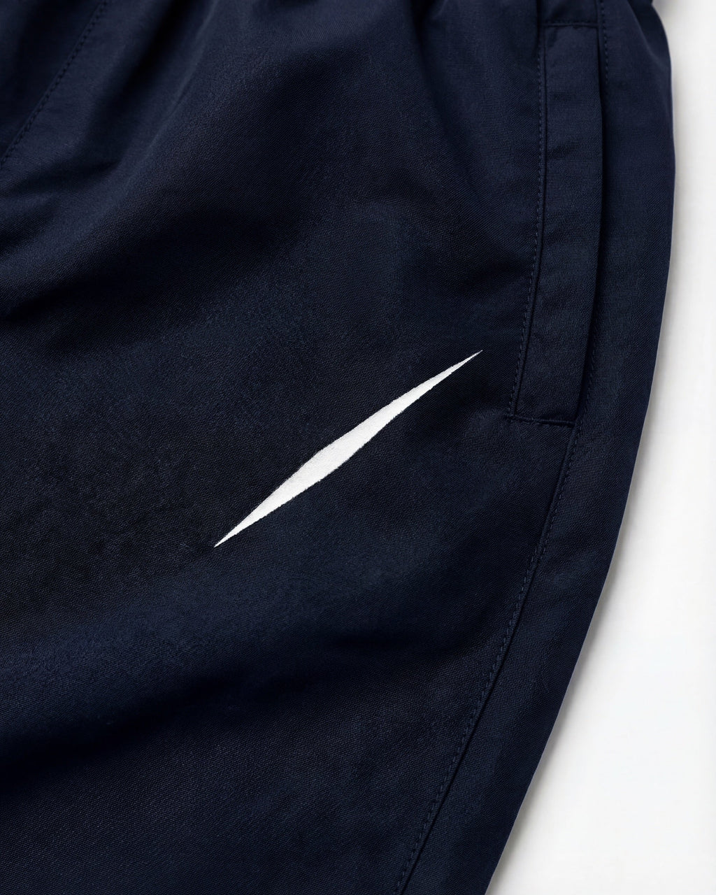 PULSE Training Jogger Navy – Logo-Detail