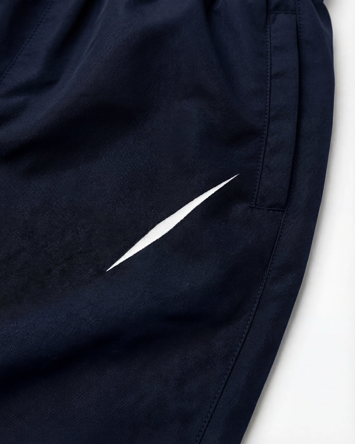 PULSE Training Jogger Navy – Logo-Detail