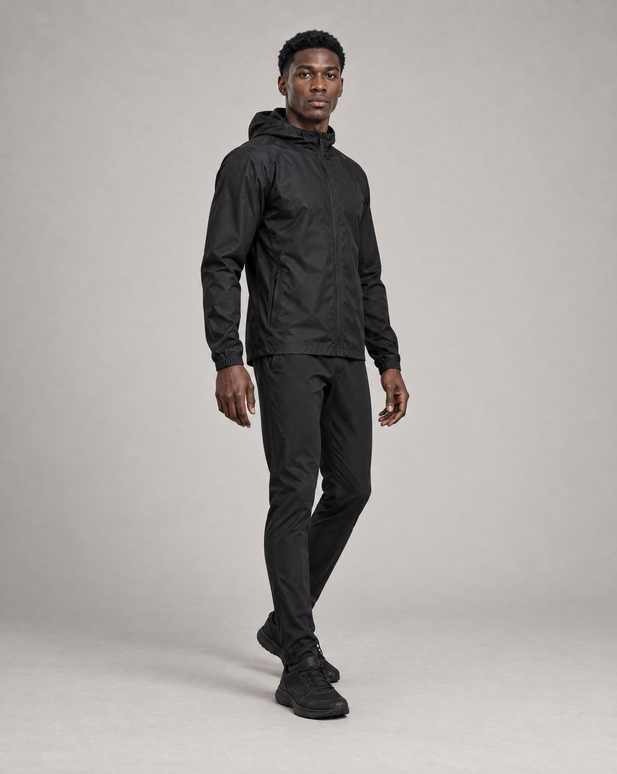 PULSE Run Windbreaker Black – 3/4-Ansicht